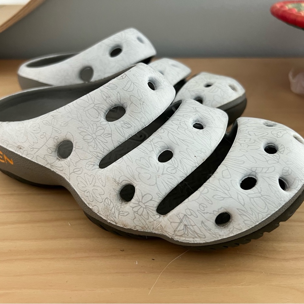 Keen Yogui Arts slides, size 5, EUC